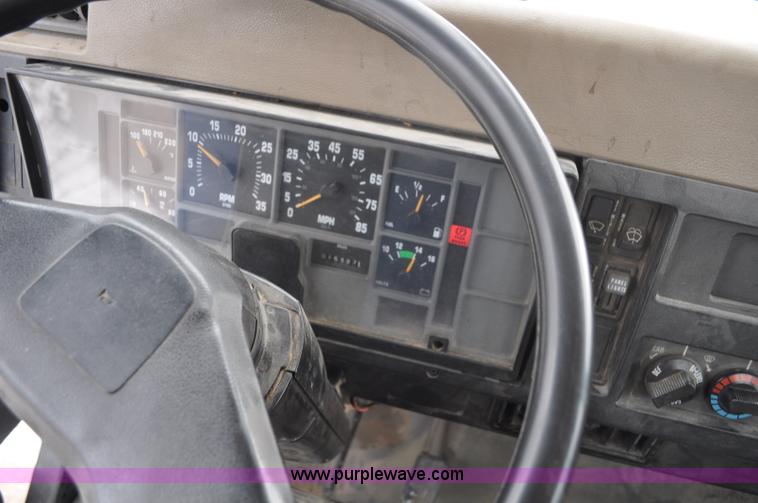 image for item G7044 1993 International 4600 service truck