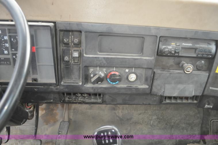 image for item G7044 1993 International 4600 service truck