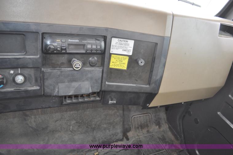 image for item G7044 1993 International 4600 service truck