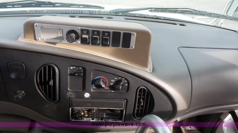 image for item J4557 1998 Ford Econoline E350 bus