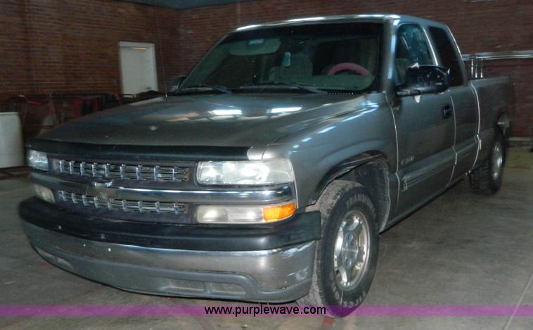 image for item J5161 2000 Chevrolet Silverado 1500 Ext. Cab pickup truck