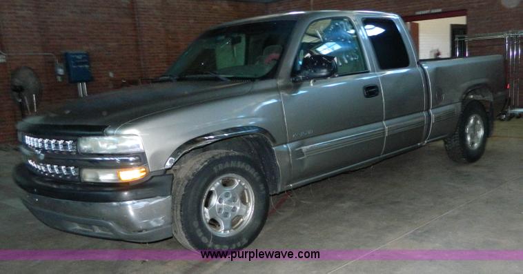 image for item J5161 2000 Chevrolet Silverado 1500 Ext. Cab pickup truck