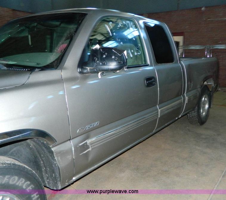 image for item J5161 2000 Chevrolet Silverado 1500 Ext. Cab pickup truck