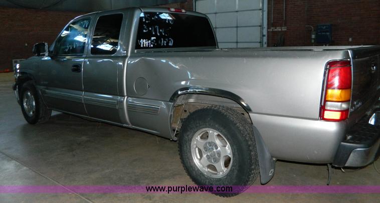 image for item J5161 2000 Chevrolet Silverado 1500 Ext. Cab pickup truck