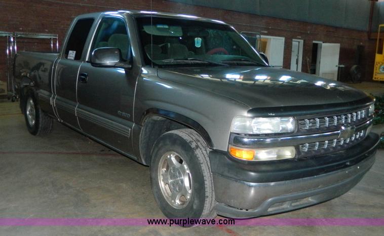 image for item J5161 2000 Chevrolet Silverado 1500 Ext. Cab pickup truck