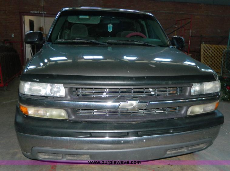 image for item J5161 2000 Chevrolet Silverado 1500 Ext. Cab pickup truck