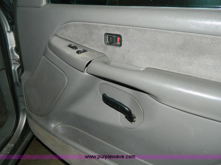 image for item J5161 2000 Chevrolet Silverado 1500 Ext. Cab pickup truck