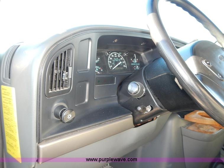 image for item J6304 1996 Ford Econoline E350 animal clinic bus