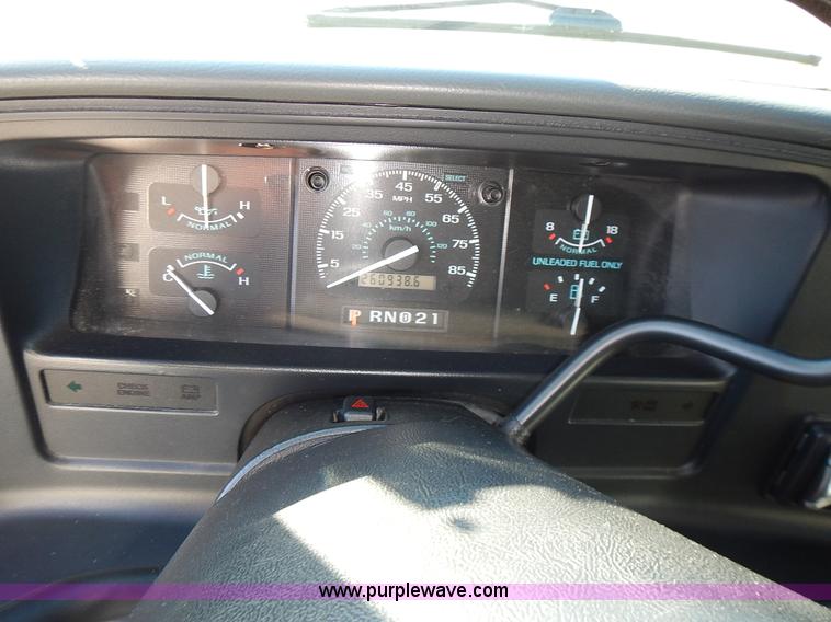 image for item J6304 1996 Ford Econoline E350 animal clinic bus