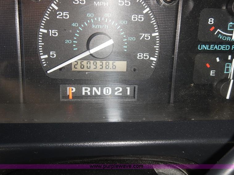 image for item J6304 1996 Ford Econoline E350 animal clinic bus