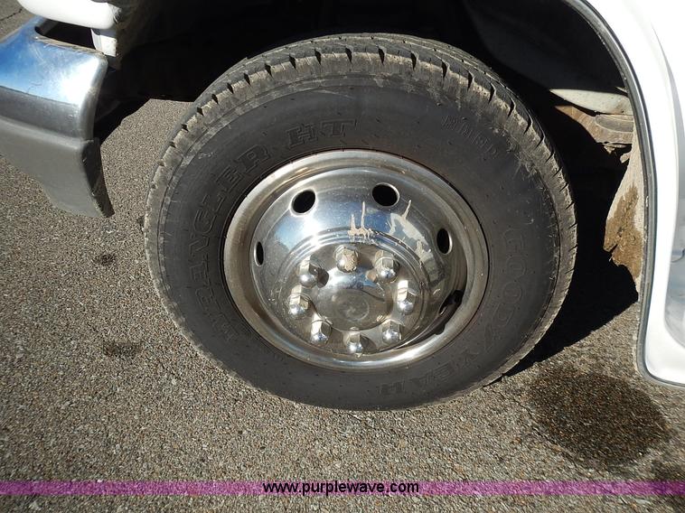 image for item J6304 1996 Ford Econoline E350 animal clinic bus