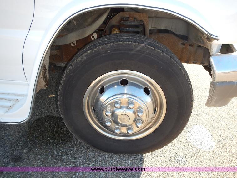 image for item J6304 1996 Ford Econoline E350 animal clinic bus