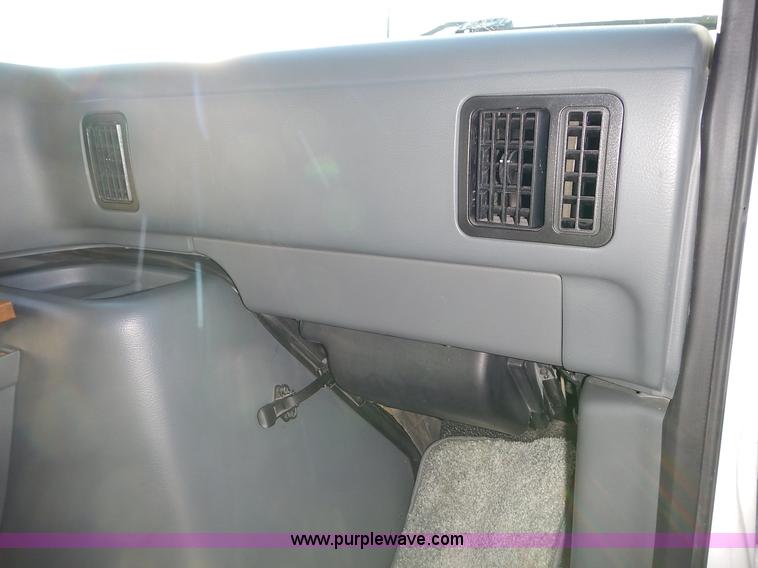 image for item J6304 1996 Ford Econoline E350 animal clinic bus