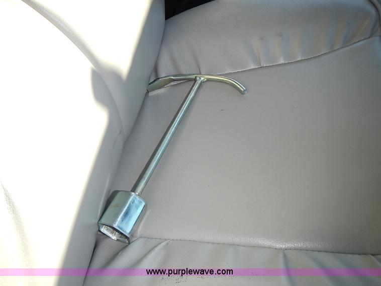 image for item J6304 1996 Ford Econoline E350 animal clinic bus