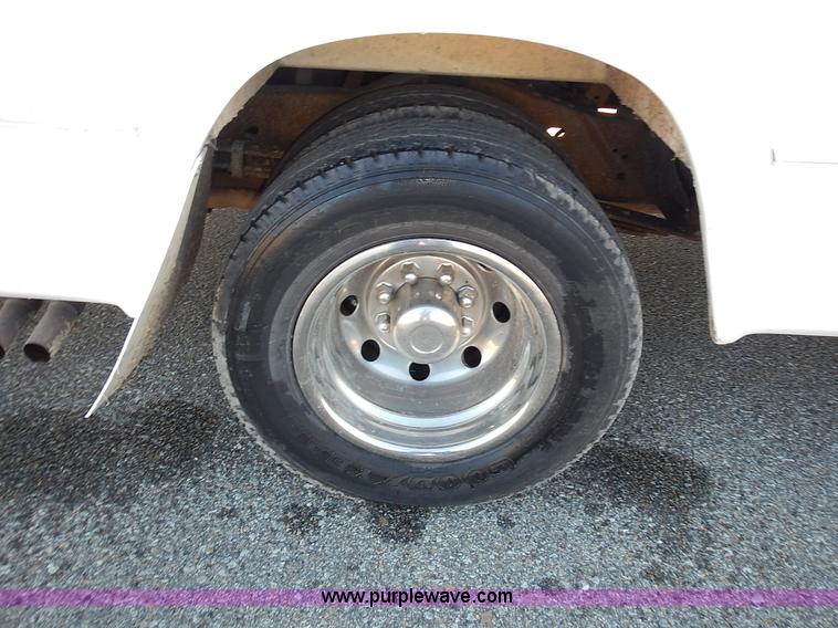 image for item J6304 1996 Ford Econoline E350 animal clinic bus