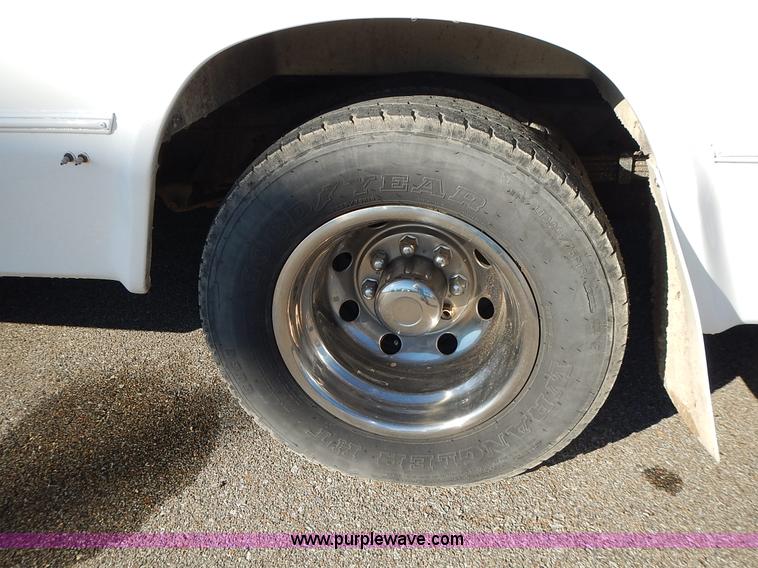 image for item J6304 1996 Ford Econoline E350 animal clinic bus