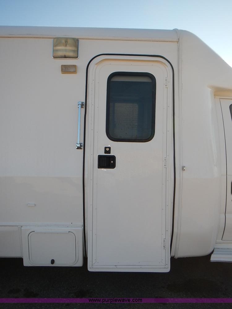 image for item J6304 1996 Ford Econoline E350 animal clinic bus