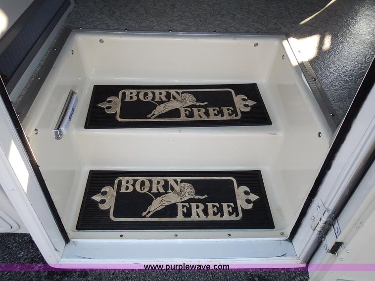 image for item J6304 1996 Ford Econoline E350 animal clinic bus