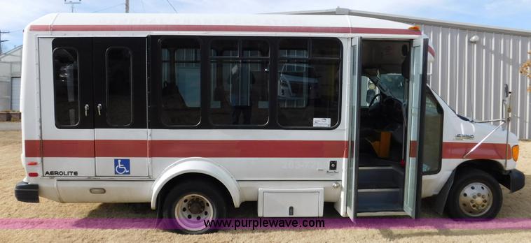 image for item J7474 2006 Ford E350 Super Duty shuttle bus