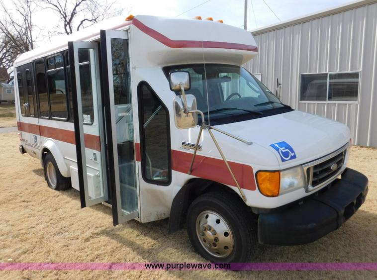 image for item J7474 2006 Ford E350 Super Duty shuttle bus