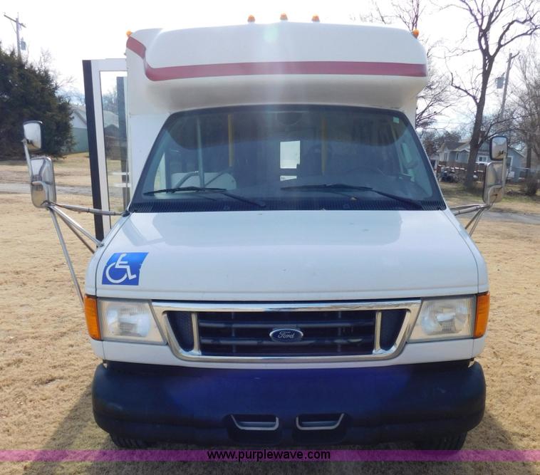 image for item J7474 2006 Ford E350 Super Duty shuttle bus