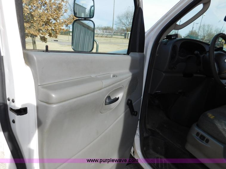 image for item J7474 2006 Ford E350 Super Duty shuttle bus