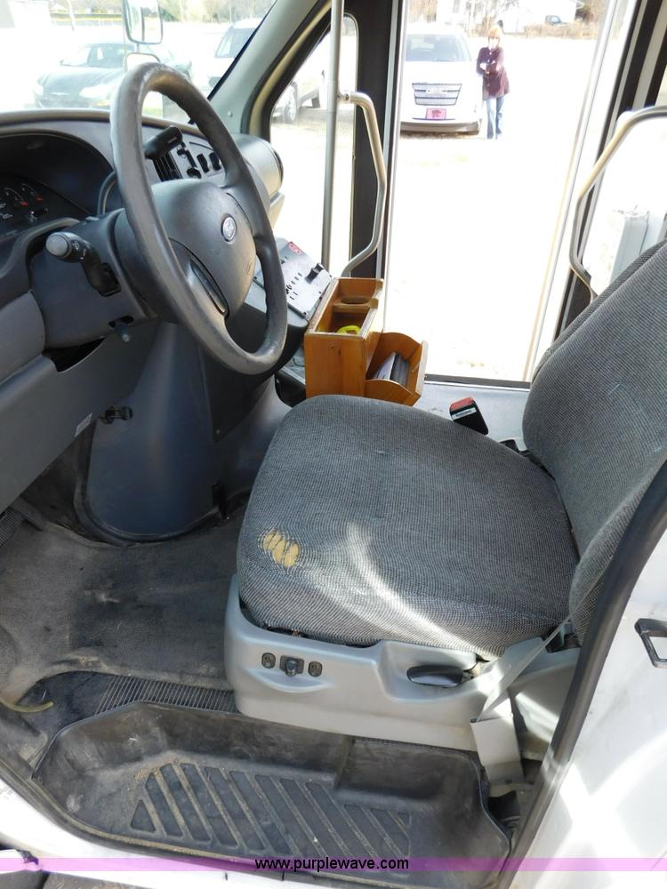 image for item J7474 2006 Ford E350 Super Duty shuttle bus