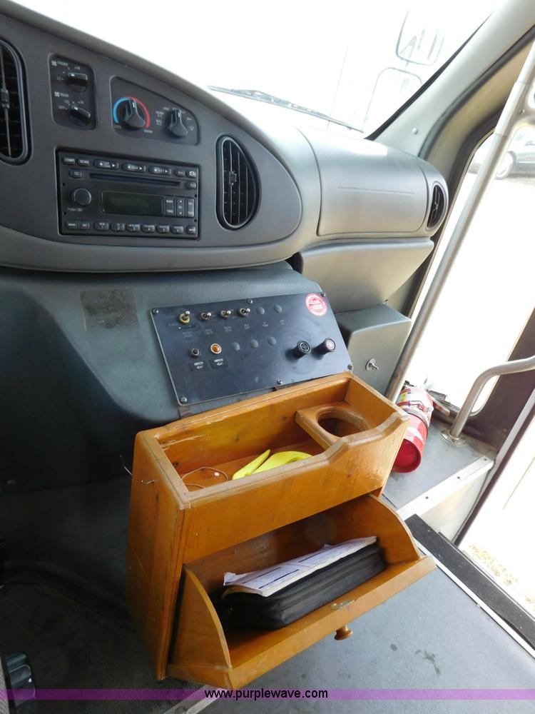 image for item J7474 2006 Ford E350 Super Duty shuttle bus