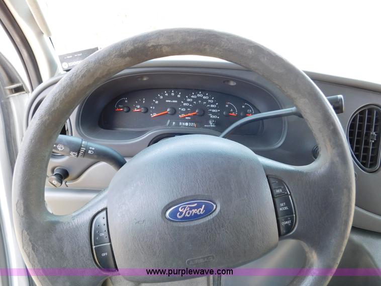 image for item J7474 2006 Ford E350 Super Duty shuttle bus
