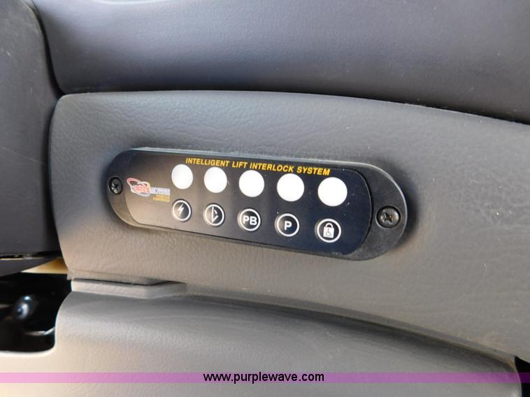 image for item J7474 2006 Ford E350 Super Duty shuttle bus