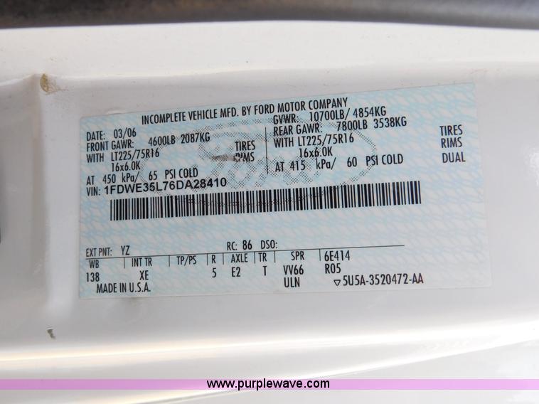 image for item J7474 2006 Ford E350 Super Duty shuttle bus