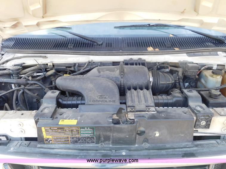 image for item J7474 2006 Ford E350 Super Duty shuttle bus