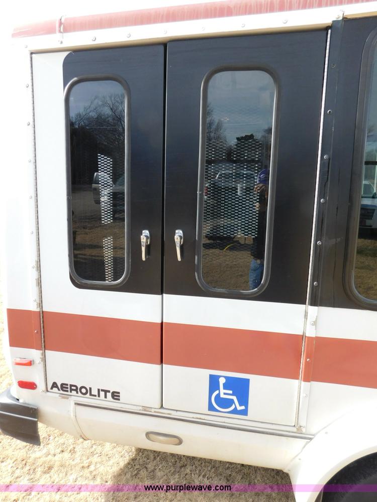 image for item J7474 2006 Ford E350 Super Duty shuttle bus