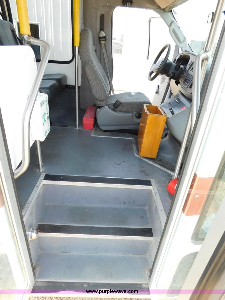 image for item J7474 2006 Ford E350 Super Duty shuttle bus