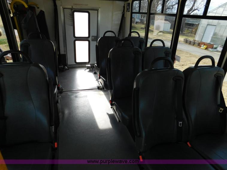 image for item J7474 2006 Ford E350 Super Duty shuttle bus