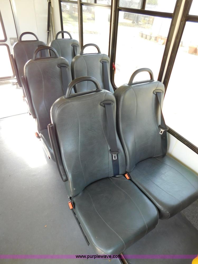 image for item J7474 2006 Ford E350 Super Duty shuttle bus