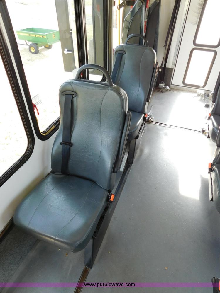 image for item J7474 2006 Ford E350 Super Duty shuttle bus