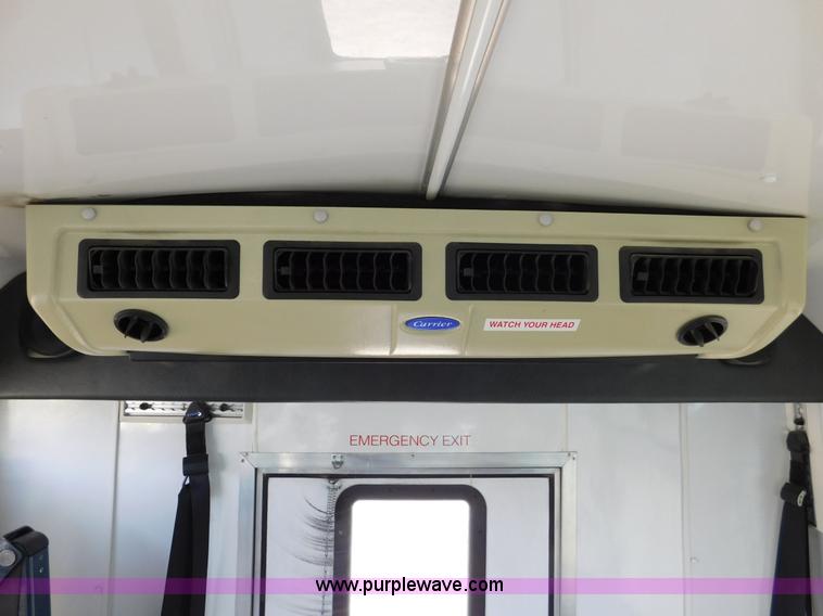 image for item J7474 2006 Ford E350 Super Duty shuttle bus