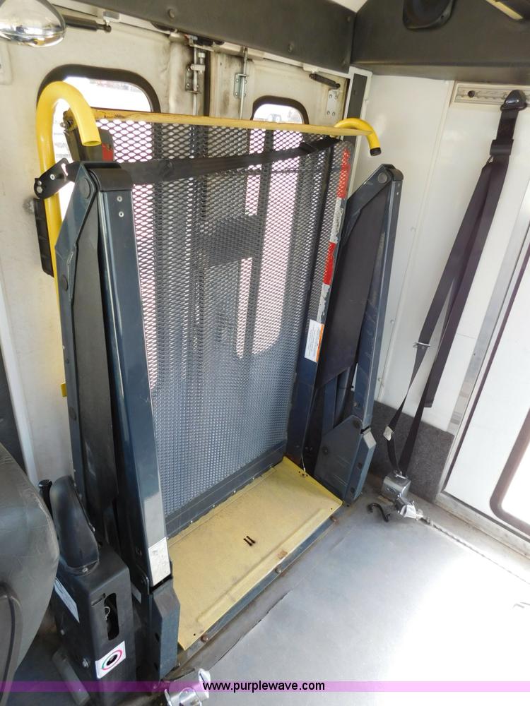 image for item J7474 2006 Ford E350 Super Duty shuttle bus