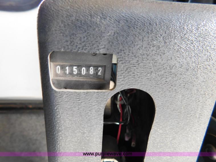 image for item J7474 2006 Ford E350 Super Duty shuttle bus