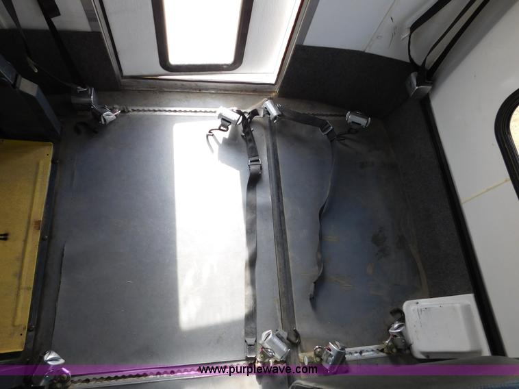 image for item J7474 2006 Ford E350 Super Duty shuttle bus