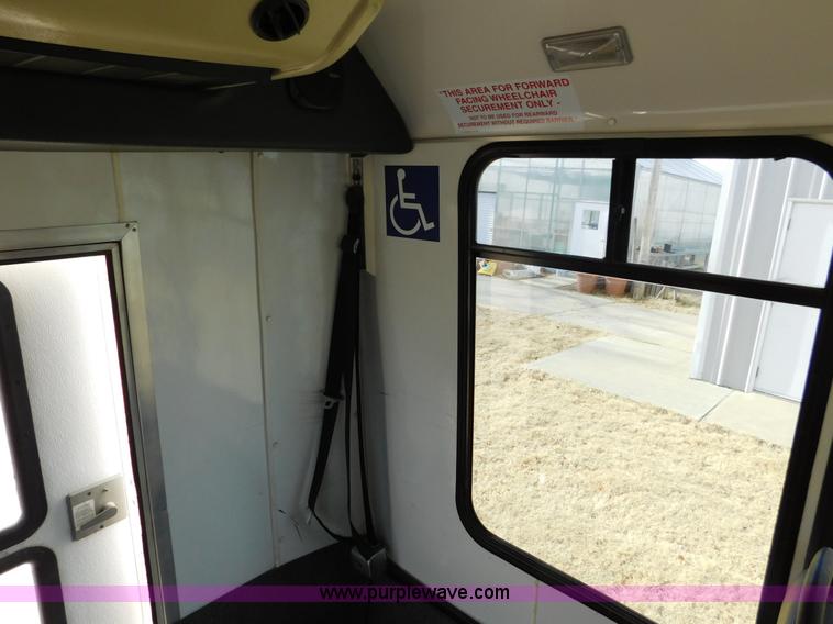 image for item J7474 2006 Ford E350 Super Duty shuttle bus