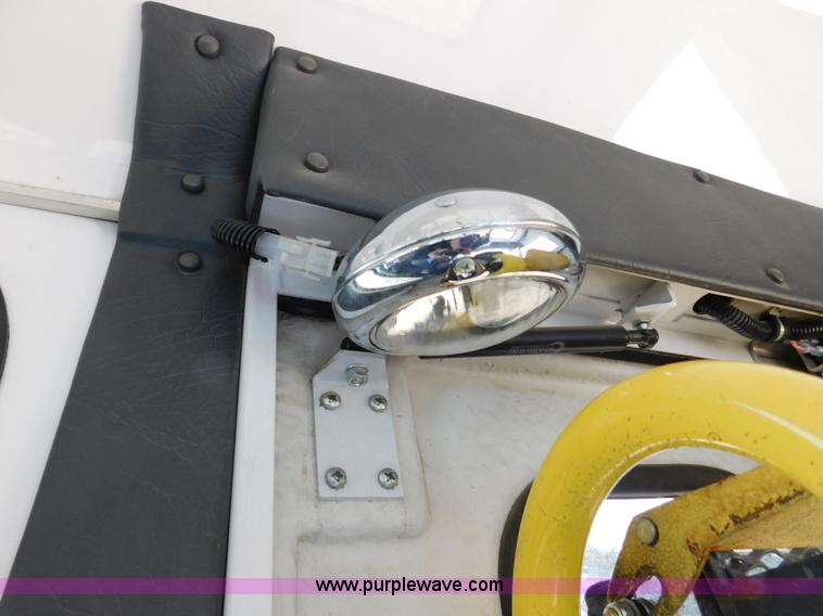 image for item J7474 2006 Ford E350 Super Duty shuttle bus