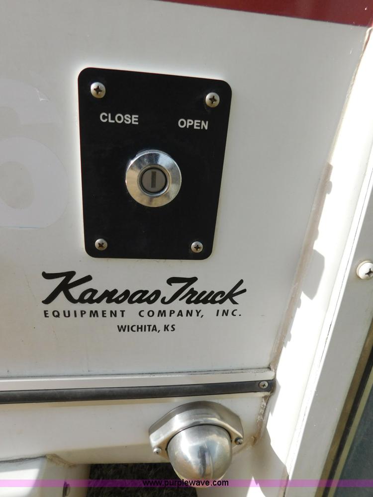 image for item J7474 2006 Ford E350 Super Duty shuttle bus