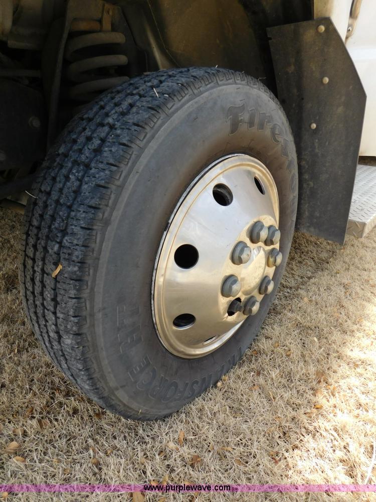 image for item J7474 2006 Ford E350 Super Duty shuttle bus