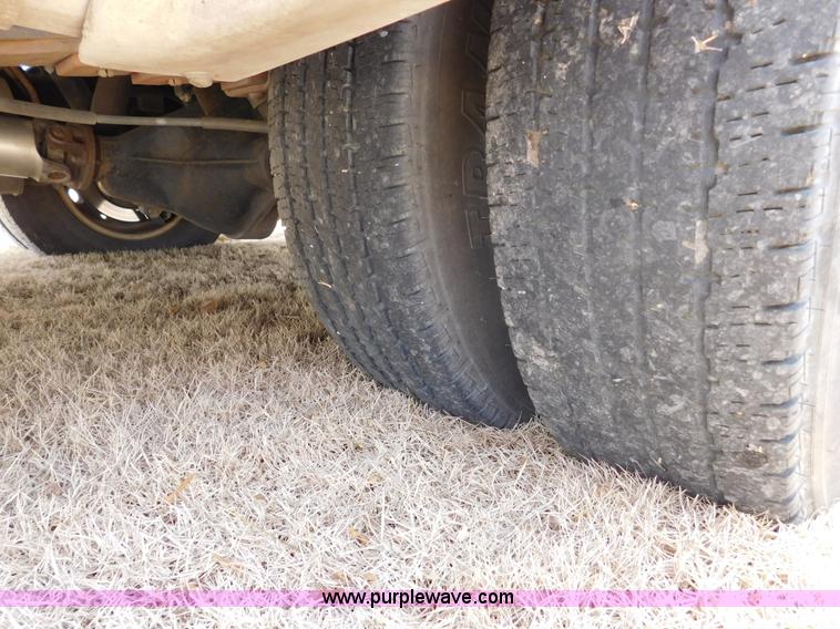 image for item J7474 2006 Ford E350 Super Duty shuttle bus