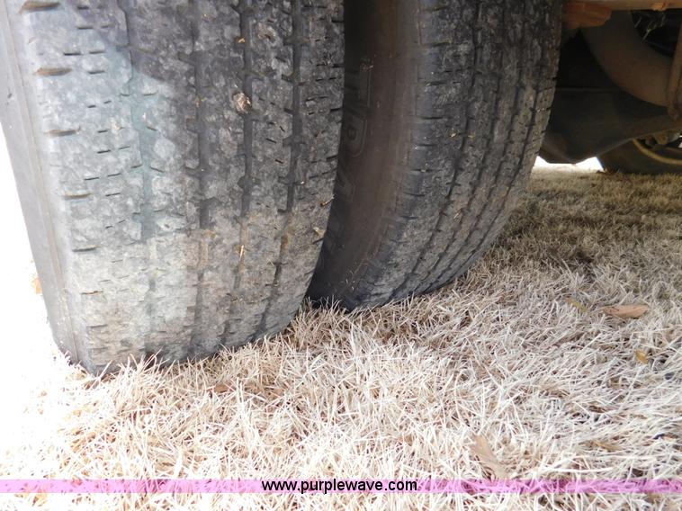 image for item J7474 2006 Ford E350 Super Duty shuttle bus