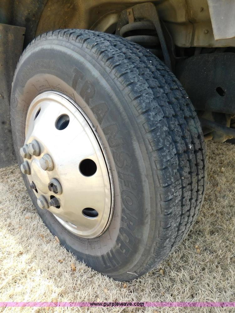 image for item J7474 2006 Ford E350 Super Duty shuttle bus