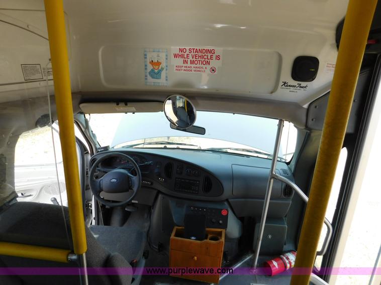 image for item J7474 2006 Ford E350 Super Duty shuttle bus