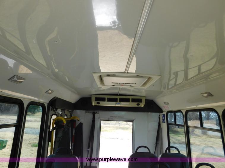 image for item J7474 2006 Ford E350 Super Duty shuttle bus